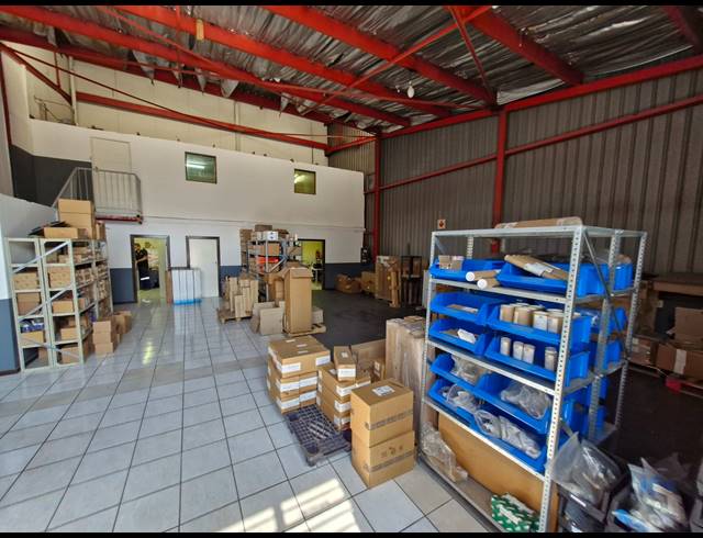 192M² WAREHOUSE TO LET IN JET PARK